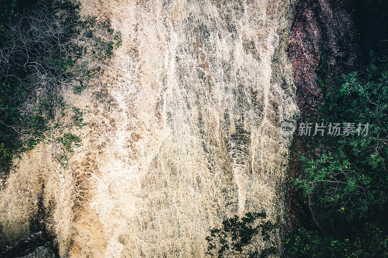 Ribeirão do Meio瀑布在Lençois附近的Chapada Diamantina在巴西巴伊亚